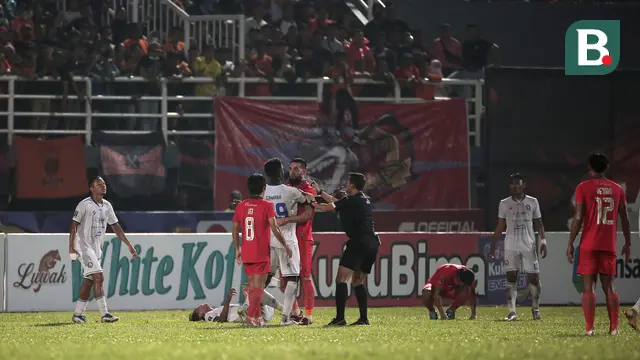 Foto: Laga Keras dan Momen Perselisihan antar Pemain saat Borneo FC Melawan Arema FC di Leg Kedua Final Piala Presiden 2022