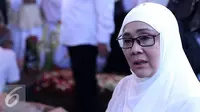 Uci Bing Slamet di pemakaman sang ibu, Ratna Komala Furi di TPU Karet Bivak, Jakarta, Jumat (29/7/2016). [Herman Zakharia/Liputan6.com]