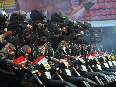 Polisi unjuk kebolehan menembak dari atas motor dalam upacara penutupan pelatihan Tim Patroli Perintis Presisi di Polda Metro Jaya, Selasa (30/11/2021). Pelatihan untuk meningkatkan kemampuan operasi dan patroli dalam mencegah gangguan keamanan dan ketertiban masyarakat. (merdeka.com/Imam Buhori)