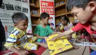 Antusias anak-anak membaca buku di Yayasan 1001 Buku, Jakarta, Senin (8/5). Memperingati Hari Pendidikan Nasional pada 2 Mei, TIKI mendonasikan dana untuk Yayasan 1001 Buku yang mempunyai jaringan hingga ke pelosok negeri. (Liputan6.com/Faizal Fanani)
