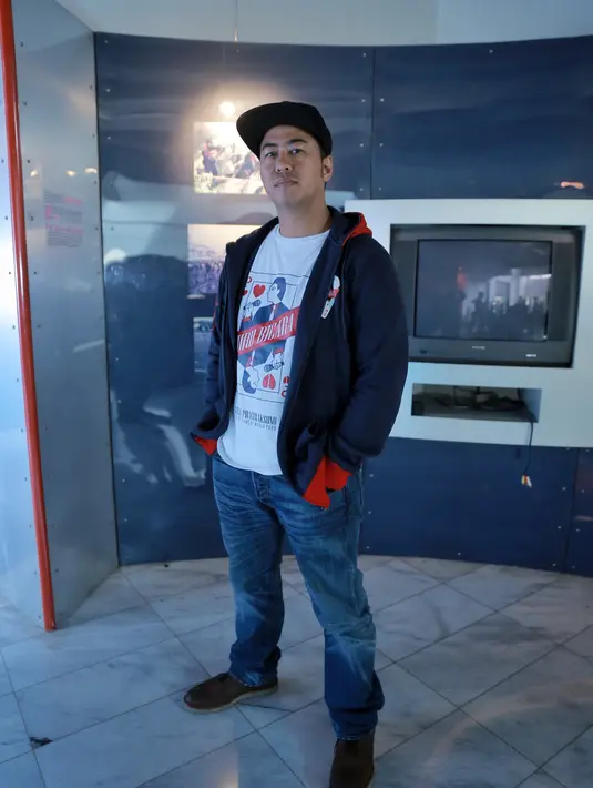 Belum lama ini, lelaki kelahiran Singapura 36 tahun silam ini show di Shanghai dan Beijing. Isu nasional yang menjadi bagian dari sejarah Indonesia dijadikan salah satu materinya. (Adrian Putra/Bintang.com)