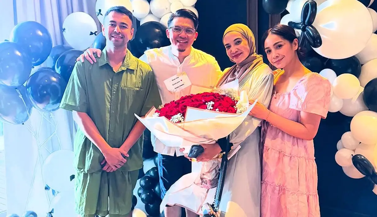 Diketahui sedang liburan di Bali, Zaskia begitu bahagia mendapat kejutan ultah dari suami dan sahabat. Meski sederhana, suasana tetap meriah dengan dekorasi balon hitam dan putih. Kehadiran Raffi Ahmad dan Nagita Slavina dalam perayaan tersebut menambah semarak acara. (Liputan6.com/IG/@irwansyah_15)