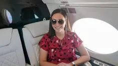 Belakangan Maia Estianty kerap mengunggah foto di dalam pesawat saat hendak bertolak ke luar negeri untuk beragam urusan, dari menemani sang suami, Irwan Mussry bekerja, sekadar liburan, hingga menghadiri premier acara yang digelar layanan platform streaming internasional. Kadang, belum sembuh jetlag-nya, Maia Estianty mesti terbang lagi ke keluar negeri. Mewah, ya Bun… (Foto: Dok. Instagram @maiaestiantyreal)