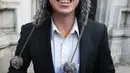 Mahasiswa Inggris Lauri Love tersenyum di luar Pengadilan Tinggi di London (5/2). Lauri Love diduga telah mencuri sejumlah besar data dari badan-badan AS dalam serentetan serangan online pada tahun 2012 dan 2013. (AFP Photo/Daniel Leal-Olivas)