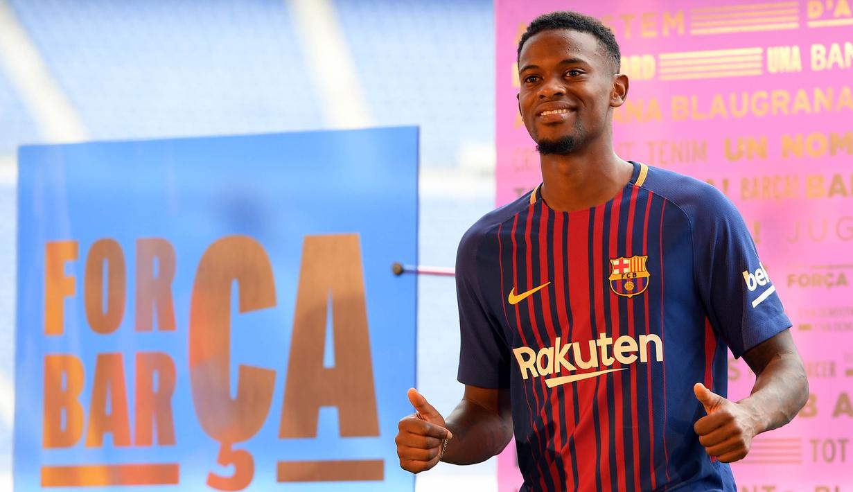 Bek asal Portugal, Nelson Semedo, diperkenalkan sebagai pemain Barcelona di Stadion Camp Nou, Katalonia, Jumat (14/7/2017). Pemain 23 tahun itu didatangkan dari Benfica dengan harga 26,2 juta poundsterling. (AFP/Lluis Gene)
