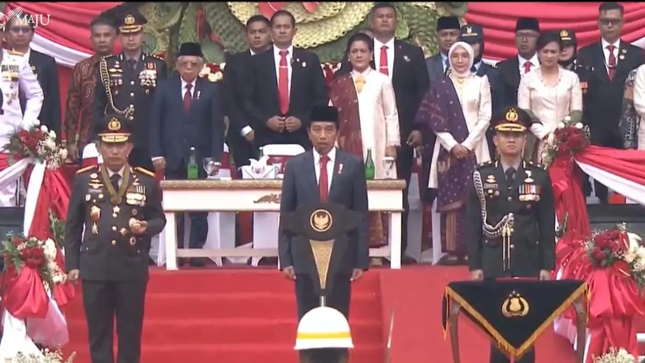 Presiden Joko Widodo (Jokowi) memberikan amanat saat Hari Ulang Tahun atau HUT ke-77 Bhayangkara di Stadion Gelora Bung Karno (GBK) Jakarta selaku inspektur upacara.