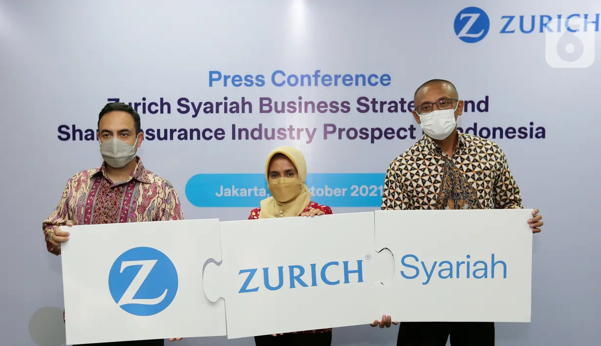 President Director Adira Insurance Hassan Karim, Chief Sales and Distribution Officer Zurich Syariah Auralusia Rimadiana, dan President Director Zurich Syariah Hilman Simanjuntak pada diskusi strategi bisnis & prospek asuransi syariah di Indonesia, di Jakarta, Selasa (12/10/2021). (Liputan6.com)