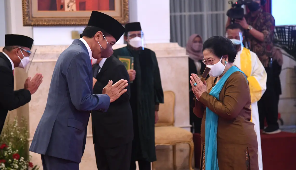 Presiden Joko Widodo memberi selamat kepada Megawati Soekarnoputri usai dilantik di Istana Negara, Jakarta, Rabu (13/10/2021). Presiden kelima RI Megawati Soekarnoputri resmi menjabat sebagai Dewan Pengarah Badan Riset dan Inovasi Nasional (BRIN). (Foto: Lukas– Biro Pers Sekretariat)