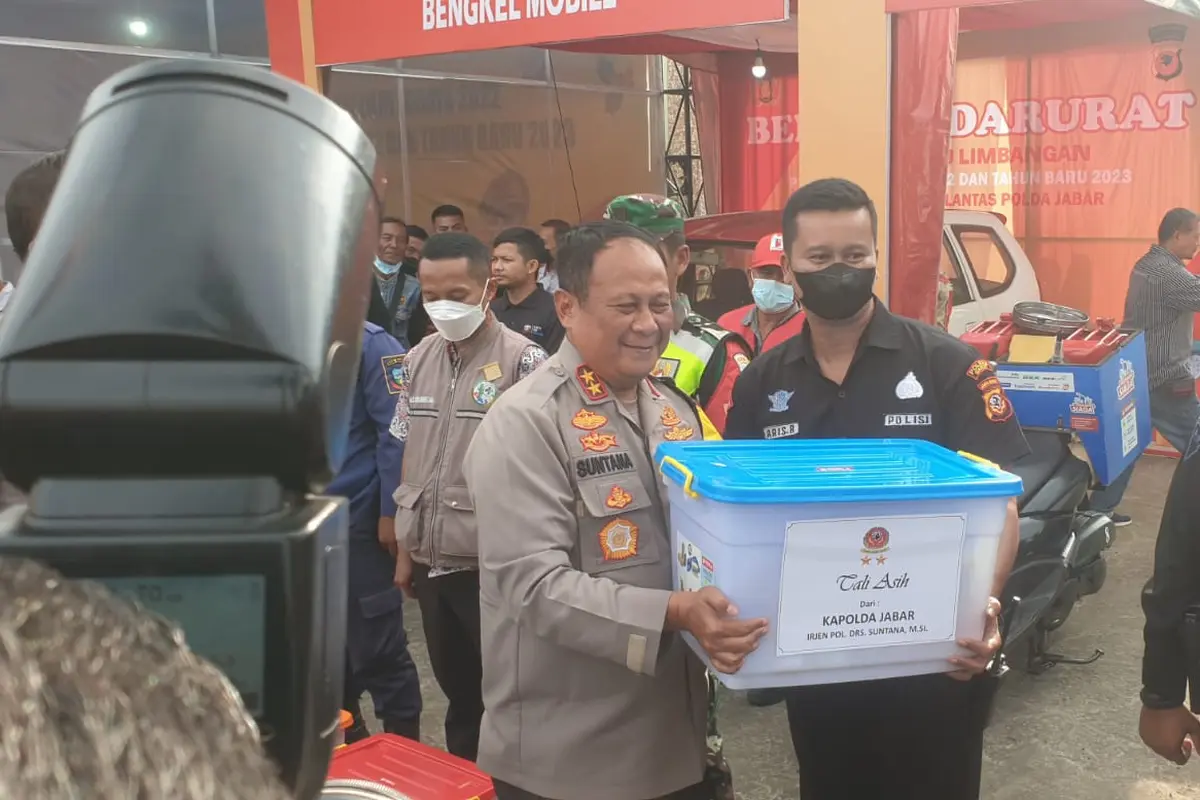 Kapolda Jabar Irjen. Pol Suntana memberikan bingkisan kepada perwakilan petugas gabungan dalam pengamanan natal dan tahun baru di Pospam Terpadu Limbangan Garut. (Liputan6.com/Jayadi Supriadin)