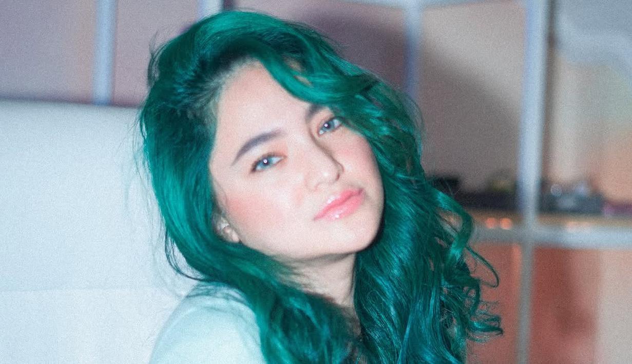 Rambut hijau emerald Marshanda terlihat begitu mencuri perhatian berkat warnanya yang terang dan segar. Ia tampil memukau dalam sesi pemotretan dengan gaya playful yang penuh percaya diri. Banyak yang memuji perubahan ini dan menyebut Marshanda terlihat semakin menawan. (Liputan6.com/IG/@marshanda99)