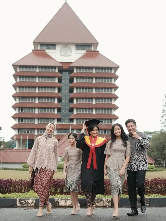 Wisuda Namira Adjani