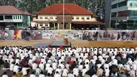 Ribuan masyarakat Kota Tangerang Selatan mengikuti kegiatan Salat Istisqa' di Lapangan Cilenggang, Serpong pada Sabtu (28/10).