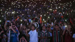 Sejumlah penggemar memberikan sambutan saat perkenalan pemain baru Fluminense, Marcelo di Stadion Maracana, Rio de Janeiro, Brasil, Sabtu (11/03/2023) WIB. Mantan pemain Real Madrid tersebut bergabung hingga Desember 2024. (AFP/Carl De Souza)