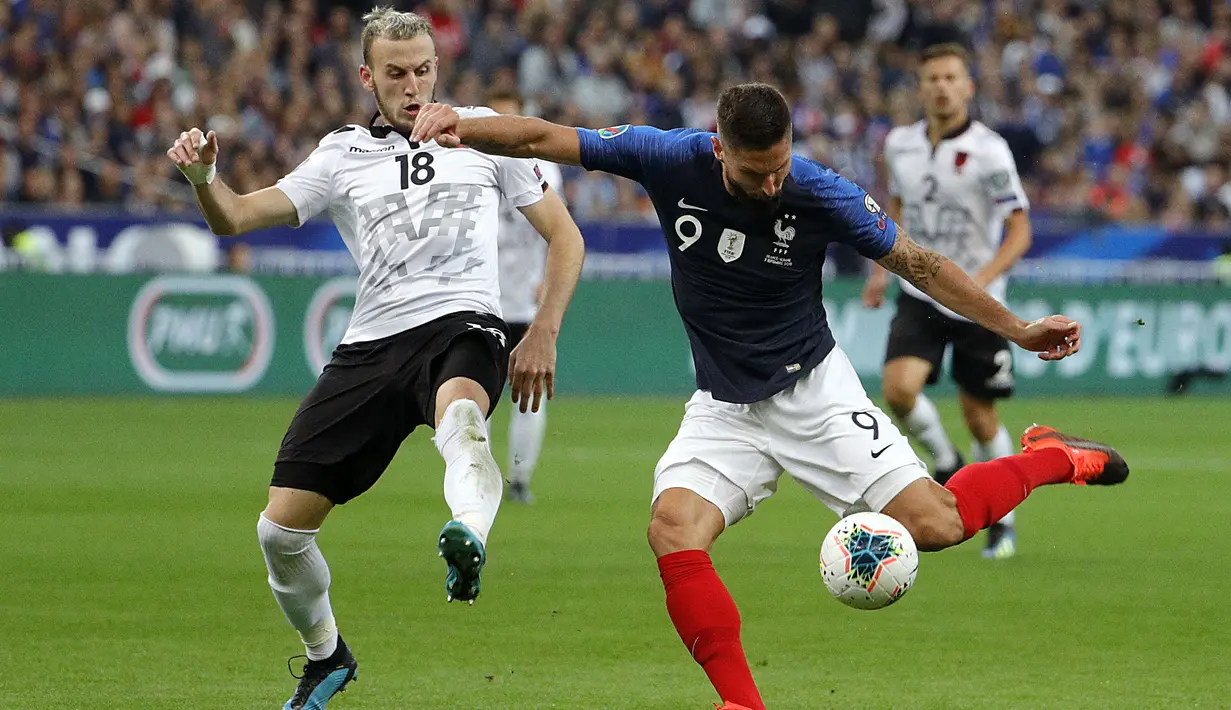 Striker Prancis, Olivier Giroud, berusaha melepaskan tendangan saat melawan Albania pada laga Kualifikasi Piala Eropa 2020 di Stade de France, Paris, Sabtu (7/9). Prancis menang 4-1 atas Albania. (AFP/Geoffroy Van Der Hasselt)