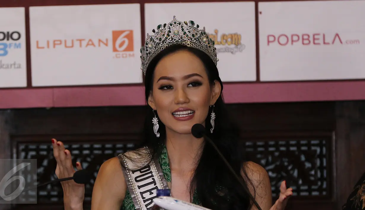Puteri Indonesia Lingkungan 2016, Felica Hwang saat jumpa pers pemilihan Puteri Indonesia 2017 di Aula Sanono Wiwoho Mangunsarkoro, Menteng, Jakarta, Selasa (21/3). (Liputan6.com/Herman Zakharia)