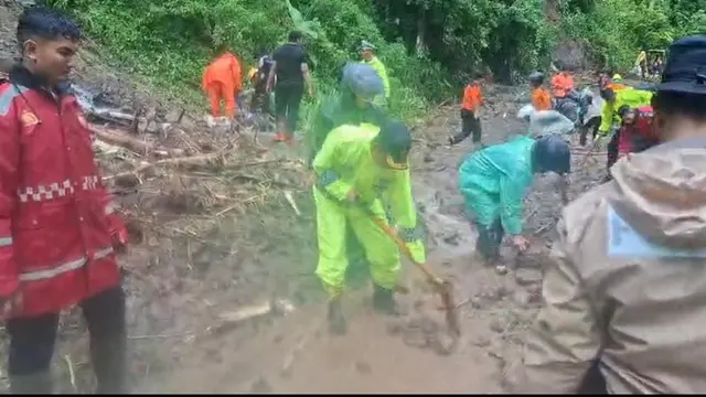 Proses pembukaan jalan Desa Tempur yang terisolir akibat longsor dilakukan para relawan