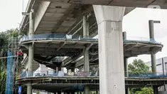 Suasana proyek pembangunan jembatan layang atau skybridge untuk integrasi Halte Transjakarta Centrale Stichting Wederopbouw (CSW) di Stasiun MRT Asean, Jakarta, Selasa (19/1/2021). Proyek pembangunan Skybridge CSW terpantau sepi aktivitas. (Liputan6.com/Faizal Fanani)