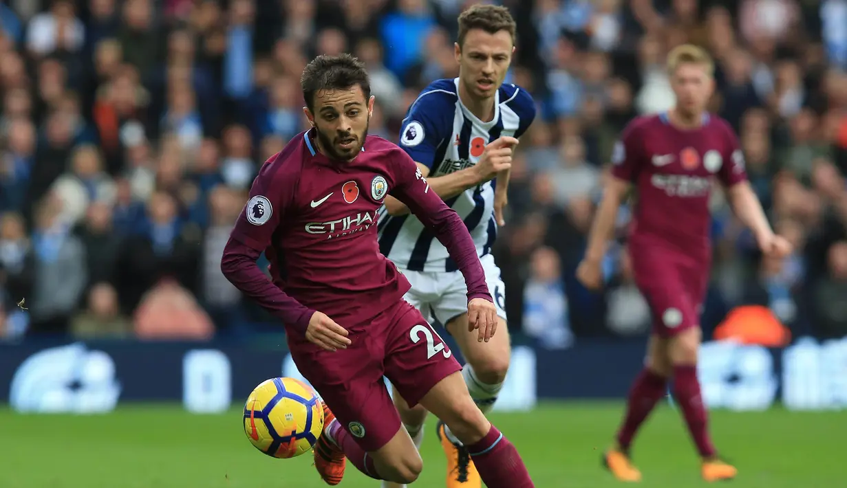 Gelandang Manchester City, David Silva, menghindari kejaran bek West Bromwich, Jonny Evans, pada laga Premier League di Stadion The Hawthorns, West Bromwich, Sabtu (28/10/2017). West Bromwich kalah 2-3 dari City. (AFP/Lindsey Parnaby)