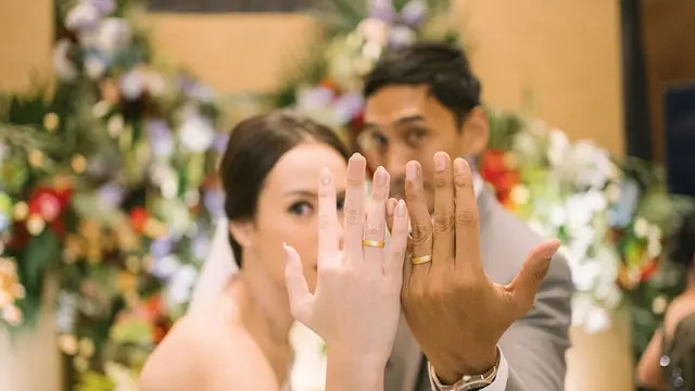 Beda Usia 15 Tahun, Ini 6 Momen Pernikahan Restu Sinaga dan Vicky Monica