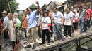 Balon Gubernur DKI Jakarta Sandiaga Uno saat mengunjungi ke kawasan Tambora, Jakarta, (10/4). Hal tersebut dikarenakan tingginya taraf hidup dan ketersediaan lapangan pekerjaan yang kurang memadai. (Liputan6.com/Gempur M Surya)
