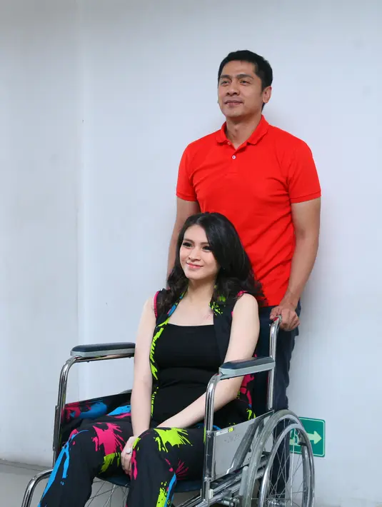 Sebagai ayah, Adi mengaku sampai tak bisa berpikir tenang. "Bingung, pikiran beku karena mengetahui kondisi anak," kata Adi Nugroho ditemui di RSIA Brawijaya, Cipete, Jakarta Selatan, Sabtu (13/1/2018). (Nurwahyunan/Bintang.com)