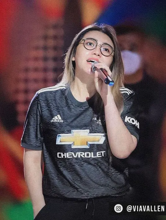Cintanya pada MU tak bertepuk sebelah tangan, Via Vallen muncul di akun Instagram resmi Manchester United. Netizen langsung heboh menyerbu kolom komentar unggahan tersebut.
(instagram.com/viavallen)
