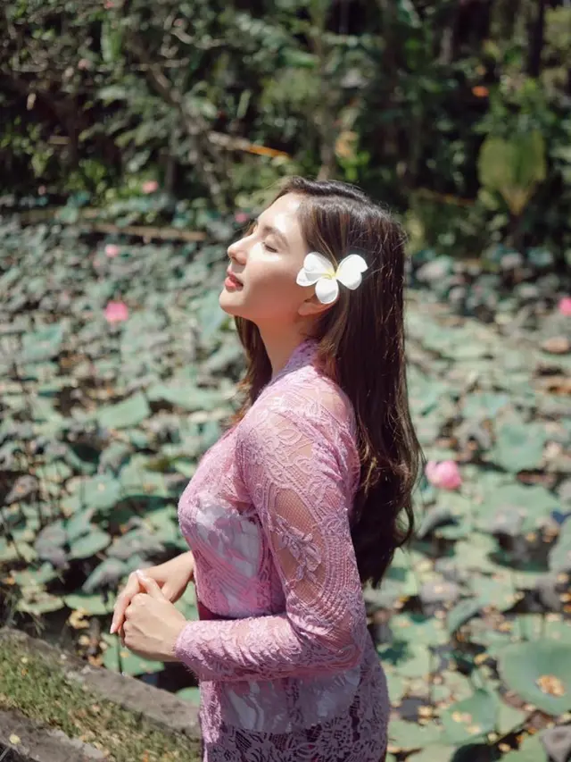 6 Potret Jessica Mila Pakai Kebaya Bali, Anggun dan Memesona