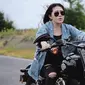 Dengan outfit hitam dibalut outer denim, gaya Via Vallen saat naik motor gede atau mode sukses bikin penggemar terpesona. (Liputan6.com/YouTube/Via Vallen)