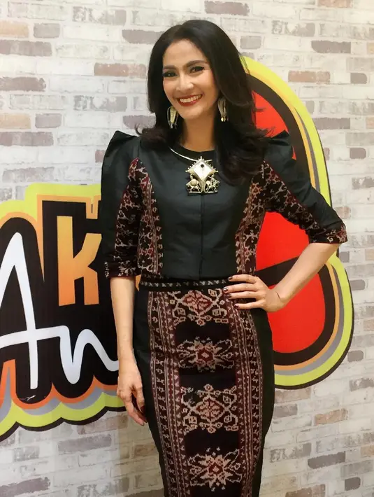 Dress hitam dengan motif tenun ikat ini sangat manis dipakai Maudy Koesnaedi. Lekuk tubuh Maudy pun terlihat semakin indah dan proposional. (Instagram)