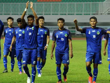 Pemain bola Jawa Barat mengangkat tangan usai menumbangkan tim Jawa Tengah 2-1 di laga perdana sepakbola Grup A PON XIX Jabar di Stadion Pakansari, Bogor, Rabu (14/6). Jawa Barat unggul 2-1 atas Jawa Tengah. (Liputan6.com/Helmi Fithriansyah)