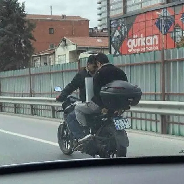 Kelakukan Tak Biasa yang Dilakukan Pemotor (Instagram/@meta_visions)