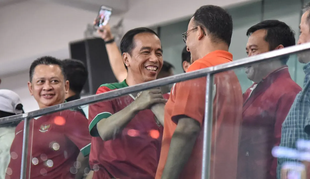 Presiden Jokowi menghampiri dan menyalami Gubernur DKI Jakarta Anies Baswedan setelah Persija Jakarta unggul dua gol atas Bali United pada Final Piala Presiden 2018 di Stadion Utama GBK, Sabtu (17/2). (LIputan6.com/Dok Gubernur DKI/Khairudin Safri)