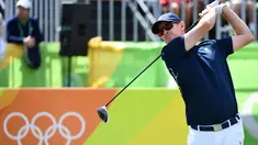 Pegolf Inggris, Justin Rose berkompetisi pada nomor perseorangan putra cabang golf di Olimpiade 2016, Rio de Janeiro, Kamis (11/8). Rose membuat kejutan dengan mencetak hole-in-one pertama sepanjang sejarah golf Olimpiade. (Emmanuel Dunand/AFP)