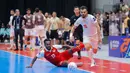 Tiga menit menjelang waktu normal berakhir, Iran mencetak gol penyeimbang untuk mengubah skor menjadi 4–4, sekaligus memaksa laga berlanjut ke babak tambahan. Tampak dalam foto, pemain Timnas Futsal Indonesia, Wendy Brian Lindrey (kiri) berebut bola dengan pemain Iran pada final Piala Asia Futsal 2026 di Indonesia Arena, Kompleks Gelora Bung Karno, Senayan, Jakarta, Sabtu (7/2/2026). (Bola.com/Bagaskara Lazuardi)