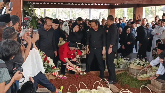 Antar Kepergian Adik, Megawati Tabur Bunga Pertama di Pemakaman Guruh
