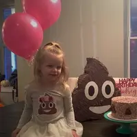 Audrey, anak umur 3 tahun ini meminta orang tuanya menggelar pesta ulang tahunnya dengan tema poop. Kocak! (Foto: Huffington Post)
