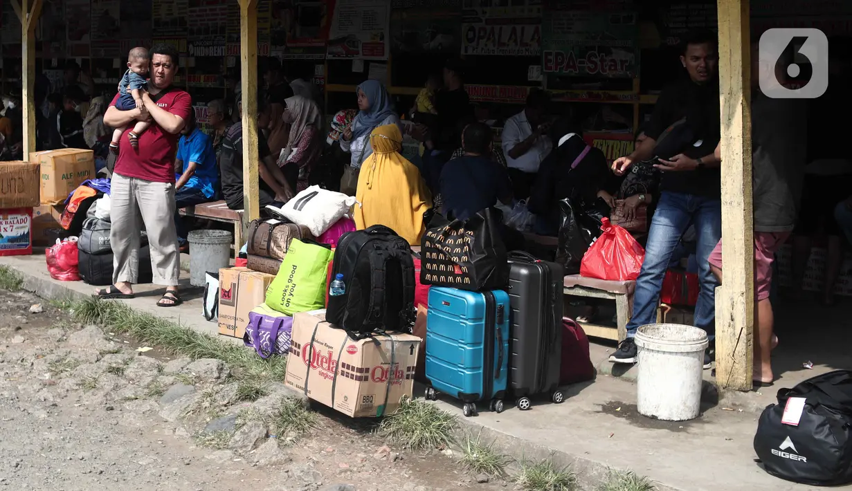 Sejumlah calon penumpang menunggu jadwal pemberangkatan bus di Terminal Lebak Bulus, Jakarta, Senin (5/9/2022). PO Bus Antar Kota Antar Provinsi (AKAP) mengatakan harga tiket naik berkisar 15 - 20 persen akibat kenaikan harga bahan bakar minyak (BBM). (Liputan6.com/Herman Zakharia)