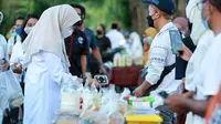 Bupati Banyuwangi Ipuk Fiestiandani membeli jajalan takjil di pasar Takjil Ramadhan pada tahun 2021lalu. (Istimewa)