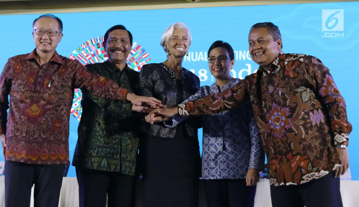 Ketua Panitia IMF-Bank Dunia Luhut Binsar Pandjaitan (dua kiri), Direktur Pelaksana IMF Christine Lagarde, Presiden Bank Dunia Jim Yong Kim, Menkeu Sri Mulyani, dan Gubernur BI Perry Warjiyo saat penutupan, Bali, Minggu (14/10). (Liputan6.com/AnggaYuniar)