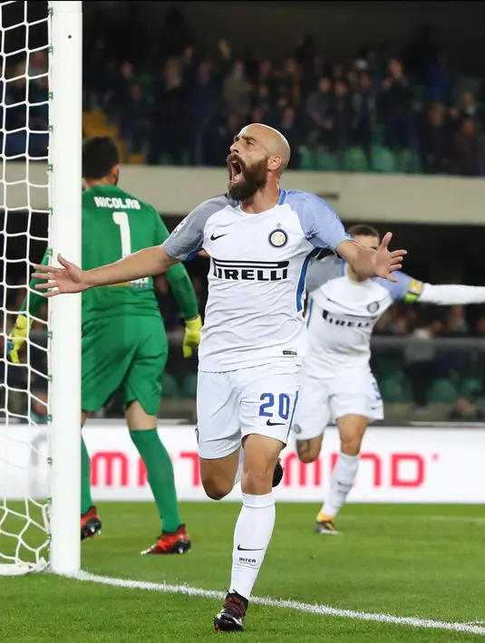Pemain Inter Milan, Borja Valero merayakan gol gawang Hellas Verona dalam lanjutan pertandingan Liga Serie A Italia di Marc'Antonio Bentegodi, Selasa (31/10). Inter menang 2-1 atas tuan rumah Verona. (Filippo Venezia/ANSA via AP)