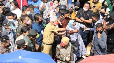 Gubernur Jateng Ganjar Pranowo mendampingi Presiden Jokowi di Pasar Peterongan, Semarang, Jawa Tengah. (Foto: Liputan6.com/Pemprov Jateng)