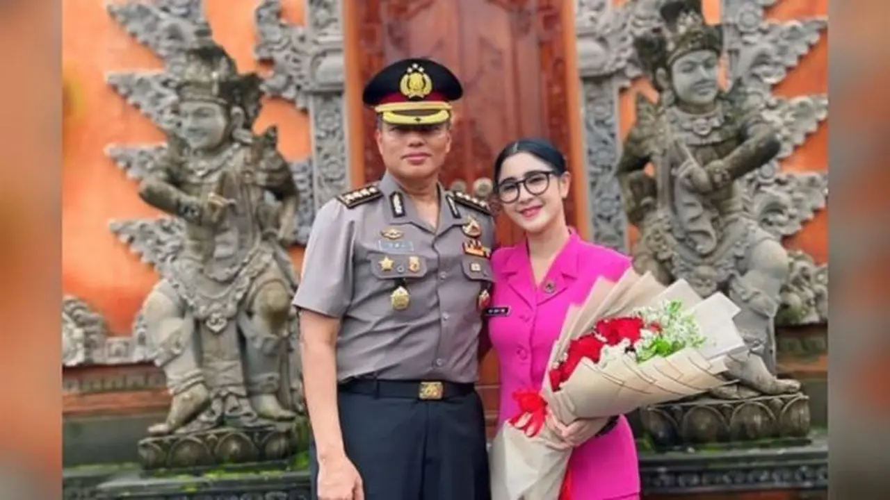 Potret Uut Permatasari Dampingi Suami Naik Pangkat Jadi Kombes Pol, Semringah Penuh Pesona (instagram/uutpermatasari).