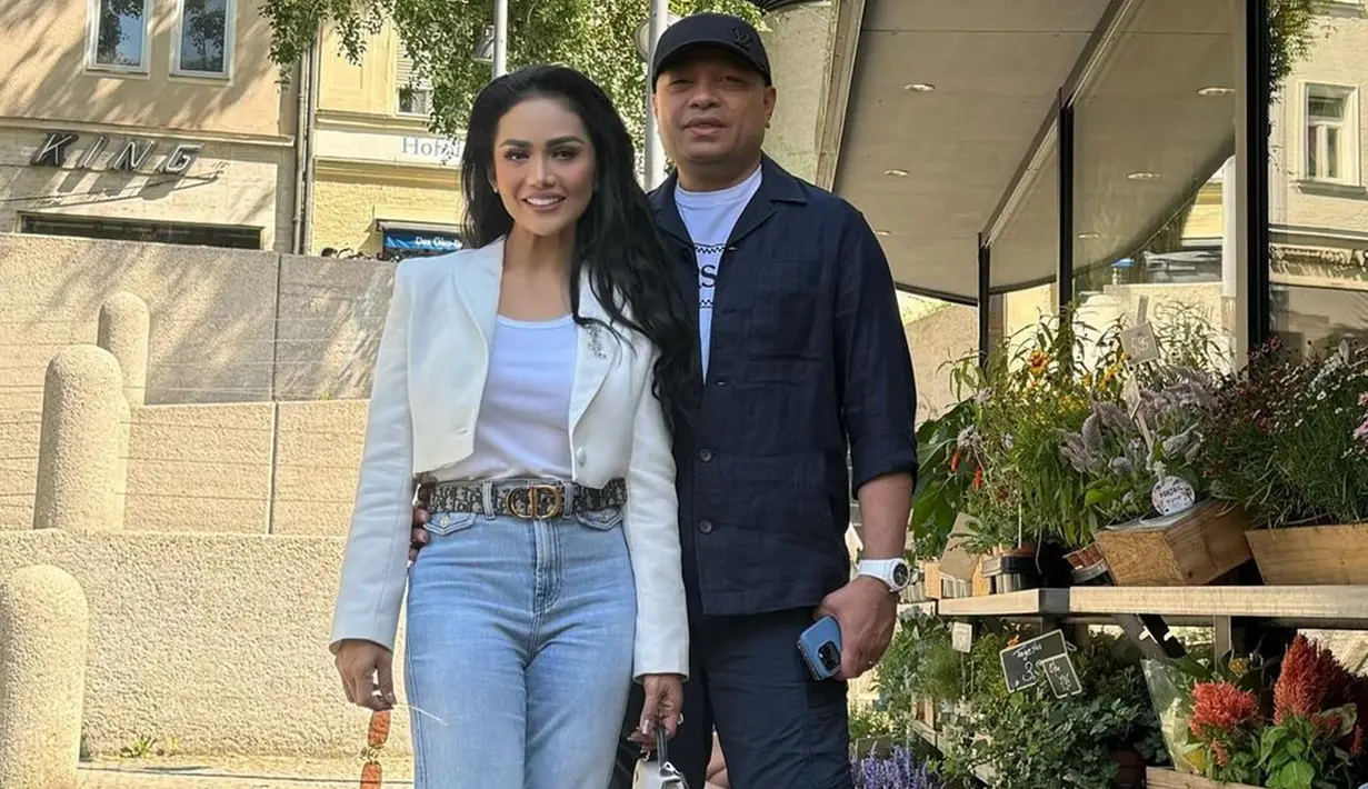 Selain foto, Krisdayanti juga membagikan suasana konser dalam beberapa video. Tampak KD dan Raul Lemos ikut bernyanyi bareng penonton lain di The Bespoke Arena Munich Messe, Jerman. KD dan suami terlihat begitu semringah menyaksikan konser Adele. (Liputan6.com/IG/@krisdayantilemos)