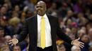 Pelatih Indiana Pacers, Nate McMillan memberikan instruksi kepada timnya saat melawan Cleveland Cavaliers pada laga NBA basketball di Quicken Loans Arena, Cleveland, Kamis, (2/11/2017) pagi WIB. Cleveland kalah 107-124. (AP/Tony Dejak)