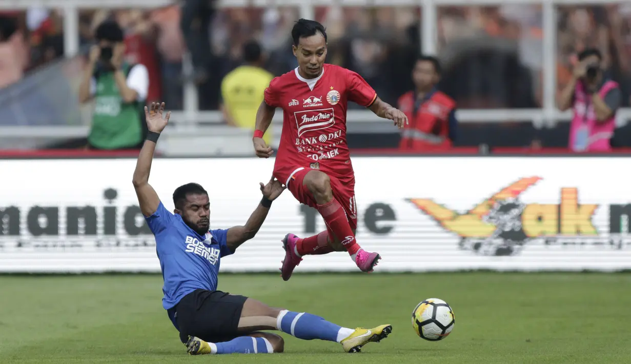 Gelandang Persija Jakarta, Novri Setiawan, berusaha melewati gelandang PSM Makassar, Zulham Zamrun, pada laga Piala Indonesia 2019 di SUGBK, Jakarta, Minggu (21/7). Persija menang 1-0 atas PSM. (Bola.com/M Iqbal Ichsan)