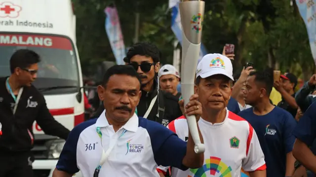FOTO: Legenda Tinju Indonesia Bawa Obor Asian Games 2018 Melintasi Kota Malang
