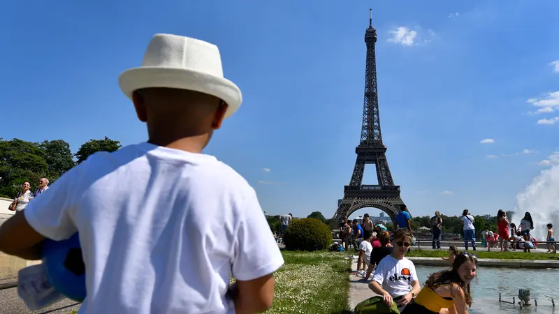 Asyiknya Warga Prancis Menikmati Cuaca Panas di Dekat Menara Eiffel