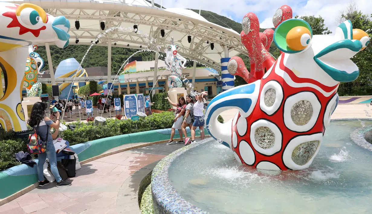 Para wisatawan bermain di Ocean Park, Hong Kong, China selatan, Sabtu (13/6/14). Ocean Park hanya menampung pengunjung sebanyak 25 persen dari level normal di dua pekan pertama pascapembukaan kembali. (Xinhua/Wu Xiaochu)