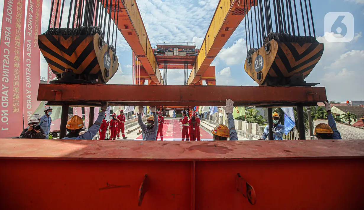 Pekerja Kereta Cepat Jakarta-Bandung (KCJB) menyelesaikan pemasangan girder box Casting Yard #1 di kawasan Jatibening Baru, Bekasi, Jawa Barat, Senin (27/6/2022). KCJB mengatakan pemasangan girder box dari arah Casting Yard #1 (CY #1) Jakarta sudah selesai pada 24 Juni 2022. (Liputan6.com/Faizal Fanani)