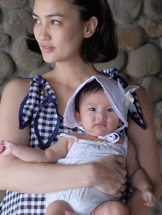 Terlihat dari video singkat yang diunggah di akun Instagramnya, Rio memberikan kejutan Atiqah dengan sejumlah bunga. Ia juga meminta bantuan karyawan tempatnya menginap untuk memberikan bunga kepada istrinya. (Instagram/riodewanto)